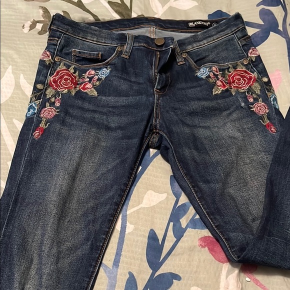 Rose embroidered distressed ankle jeans - Picture 2 of 5